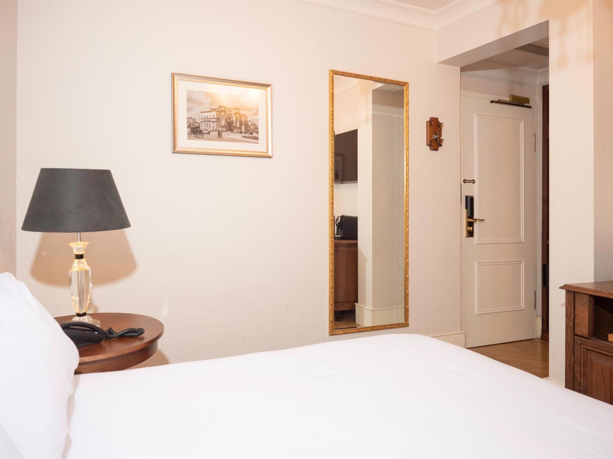 Ebel Boutique Hotel Tirana Bagian luar foto