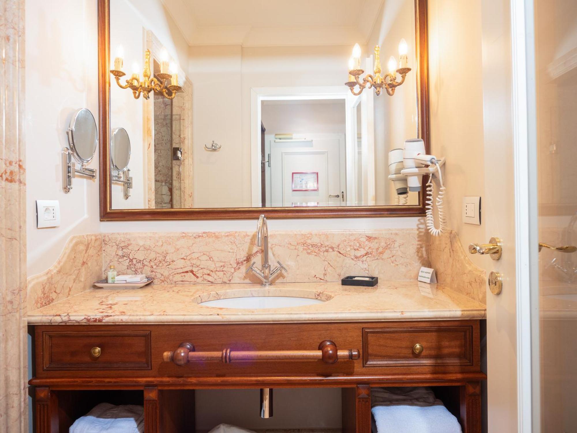 Ebel Boutique Hotel Tirana Bagian luar foto